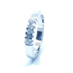 14 KT. ALLIANCE RING HVIDGULD MED BRILLANT 3X0,03 CT. W/SI