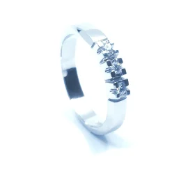 14 KT. ALLIANCE RING HVIDGULD MED BRILLANT 3X0,03 CT. W/SI