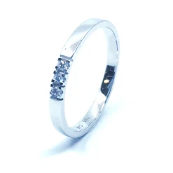 14 KT. ALLIANCE RING HVIDGULD MED BRILLANT 3X0,02 CT. W/SI