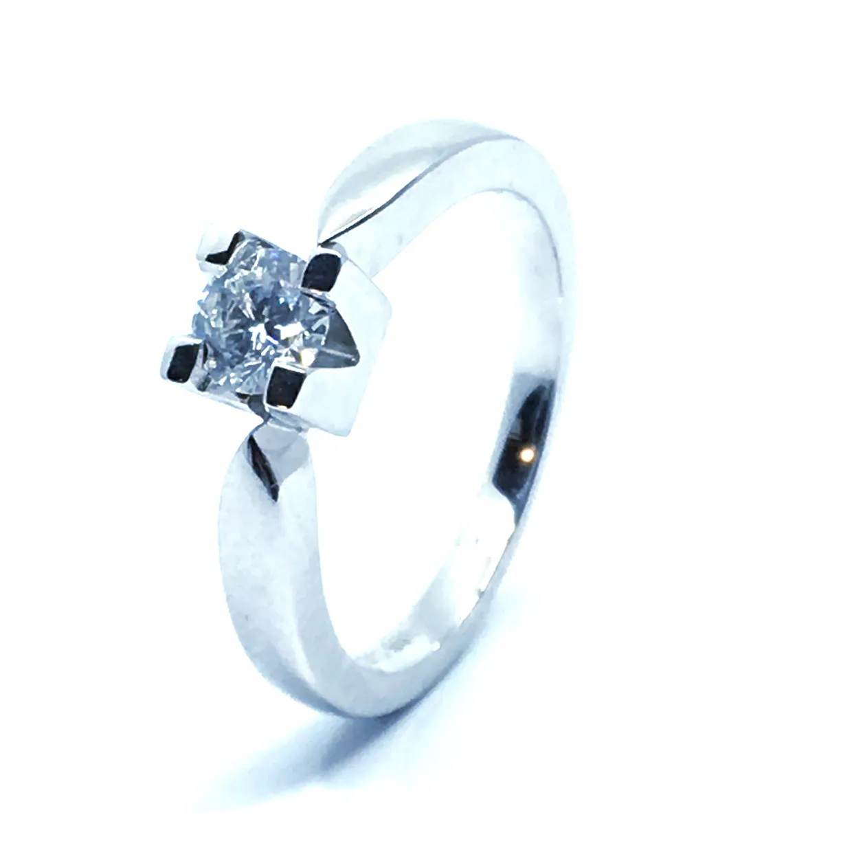 14 KT. HVIDGULD EVA RING MED BRILLANT 0,38 CT. W/SI