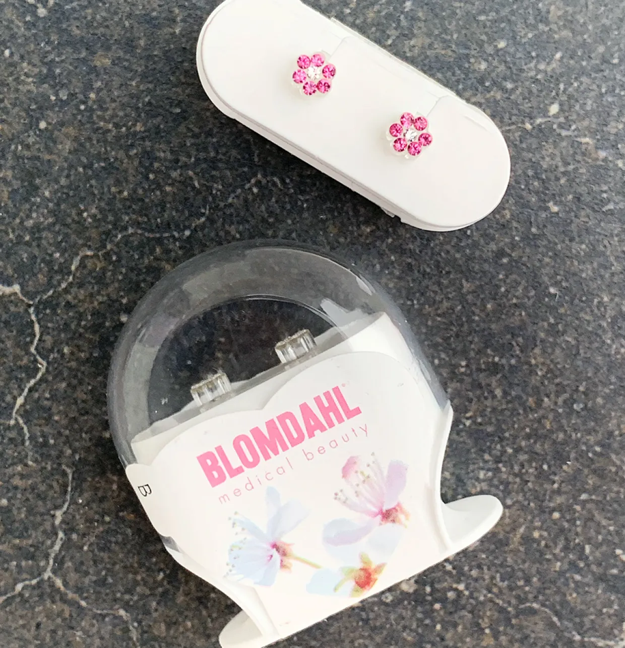 BLOMDAHL ØRERINGE BLOMST I MEDICINSK PLAST MED KRYSTALLER - 15-0114-42