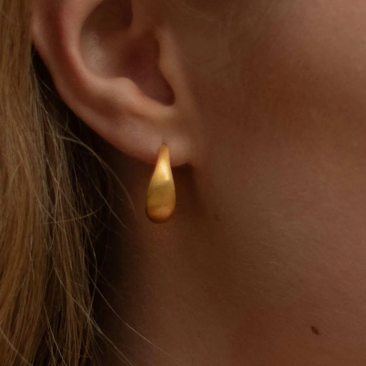 BYBIEHL OCEAN FLOW HOOPS MEDIUM ØRERINGE SØLV FORGYLDT - 4-4202-GP