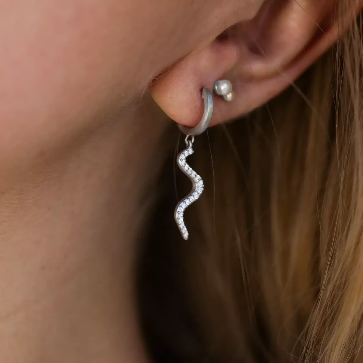 BYBIEHL ØRERINGE WAVE SPARKLE MINI SØLV - 4-028A-R