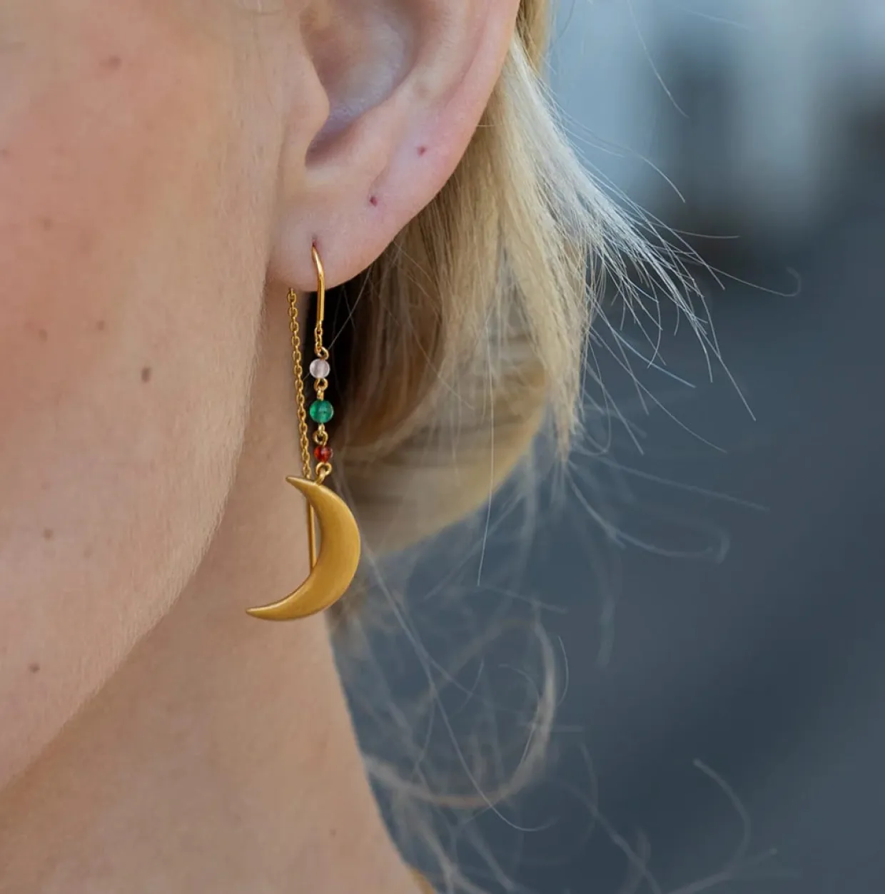 BYBIEHL SUMMER MOON ØRERINGE METALBLANDING MED FARVEDE STEN - 4-5302M-GP