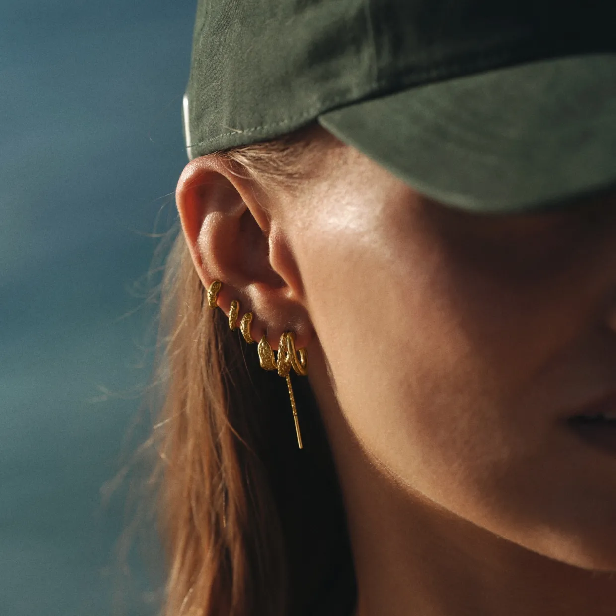 CAMILLE BRINCH HUGGED ESSENTIA STUD EARRINGS I FORGYLDT SØLV - HEE-FG