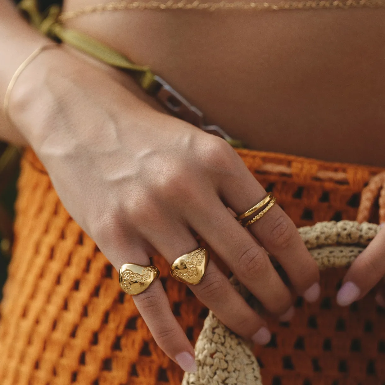 CAMILLE BRINCH STATEMENT CURVY ESSENTIA RING FORGYLDT SØLV - SCER-FG