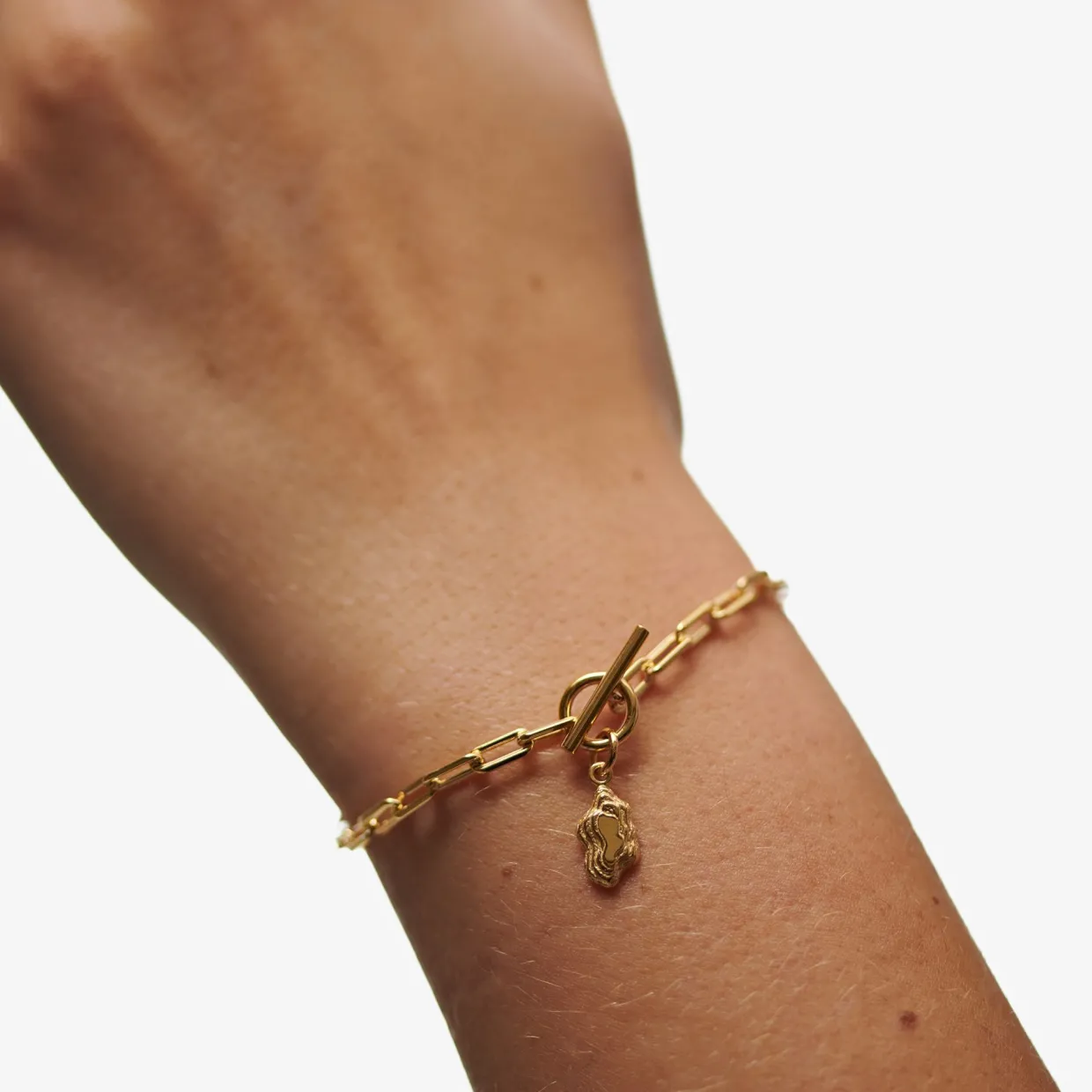 Camille Brinchs Nugget Layers T-Lock armbånd i forgyldt sølv