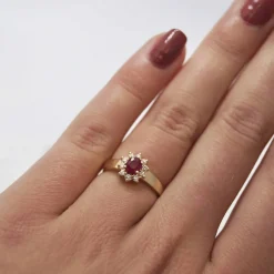 CHRISTOFFERSEN JEWELLERY ROSET RING 14 KARAT GULD MED RUBIN OG BRILLANTER - 5070256G-RU