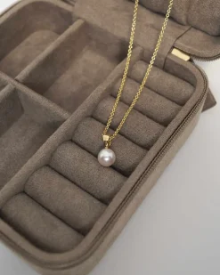 CHRISTOFFERSEN JEWELLERY FERSKVANDSPERLE VEDHÆNG 8 KARAT GULD – 4001528-3