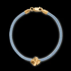 FLORA DANICA ARMBÅND BLÅT SILKESNOR FORGYLDT FIRKLØVER - FLC-SILK-BLUE-18-G