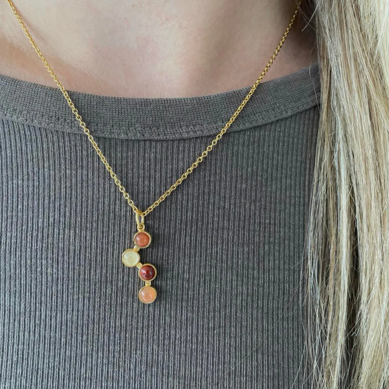 HEIRING HORIZON VEDHÆNG MED MIX RØD I FORGYLDT SØLV - 53-6-31FG-2