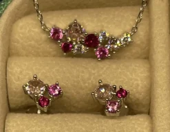 JOANLINOR HALSKÆDE SØLV NADINENOR LYSERØD - 20452200918