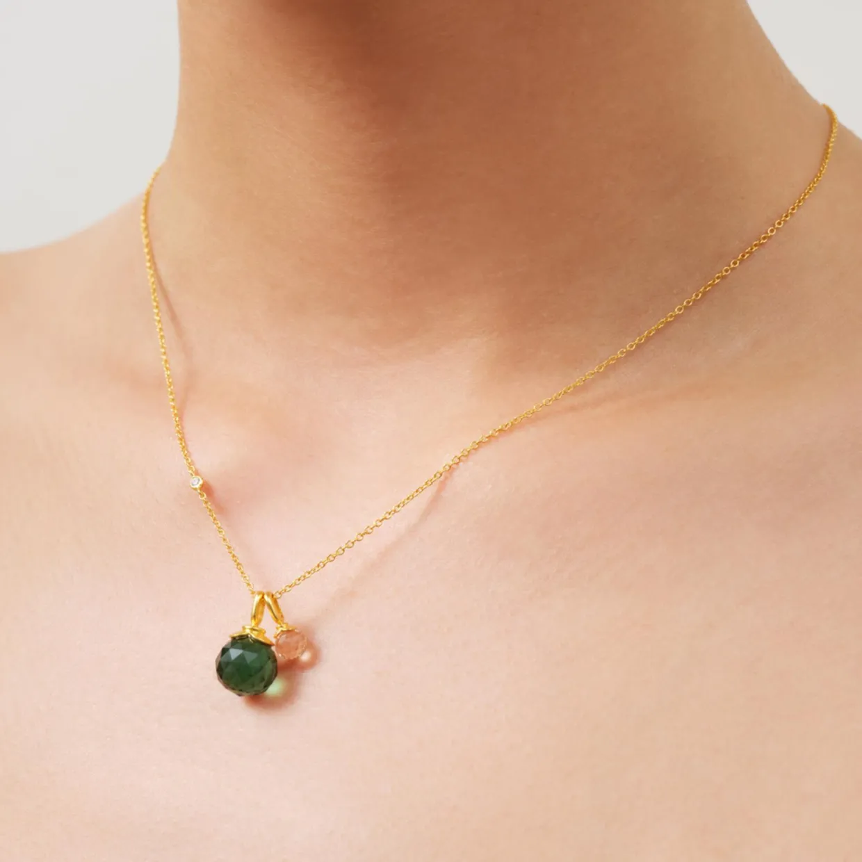 JULIE SANDLAU BERRY VEDHÆNG I FORGYLDT SØLV MED KRYSTAL - PD379GDSACRCZ