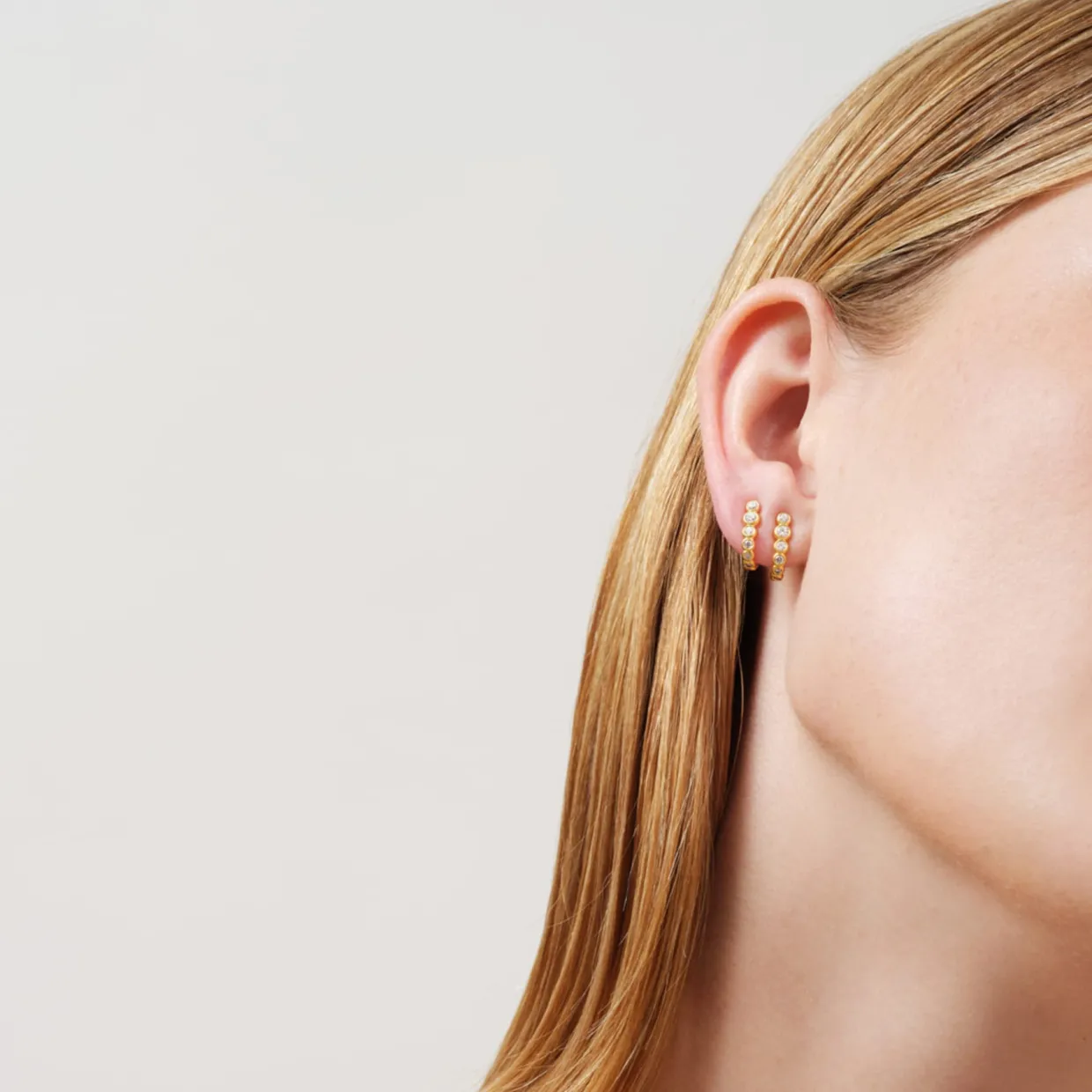 JULIE SANDLAU GRACE CURVE ØRERINGE FORGYLDT SØLV MED STEN - ST388GDCZ