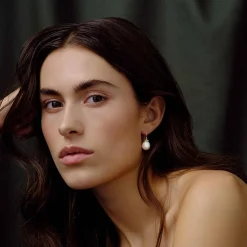 JULIE SANDLAU LOVINA ØRERINGE I 14 KARAT GULD MED PERLE - YG14-HKS751