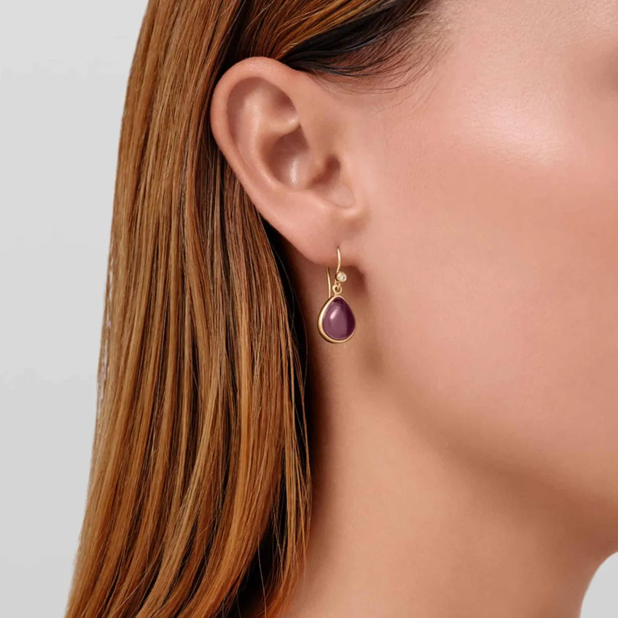JULIE SANDLAU PALOMA ØRERINGE FORGYLDT SØLV MED AMETYST KRYSTAL – HKS631GDATCRCZ