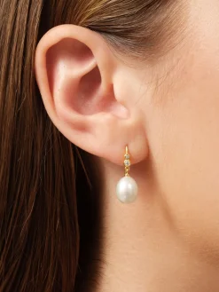 JULIE SANDLAU PERLA ØRERINGE MED HVID PERLE - HKS811GDWHPLCZ