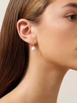 JULIE SANDLAU PERLA ØRERINGE MED HVID PERLE - HKS811GDWHPLCZ