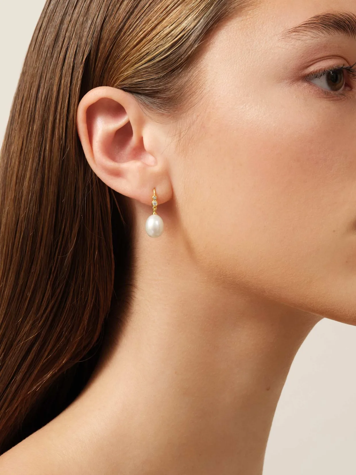 JULIE SANDLAU PERLA ØRERINGE MED HVID PERLE - HKS811GDWHPLCZ