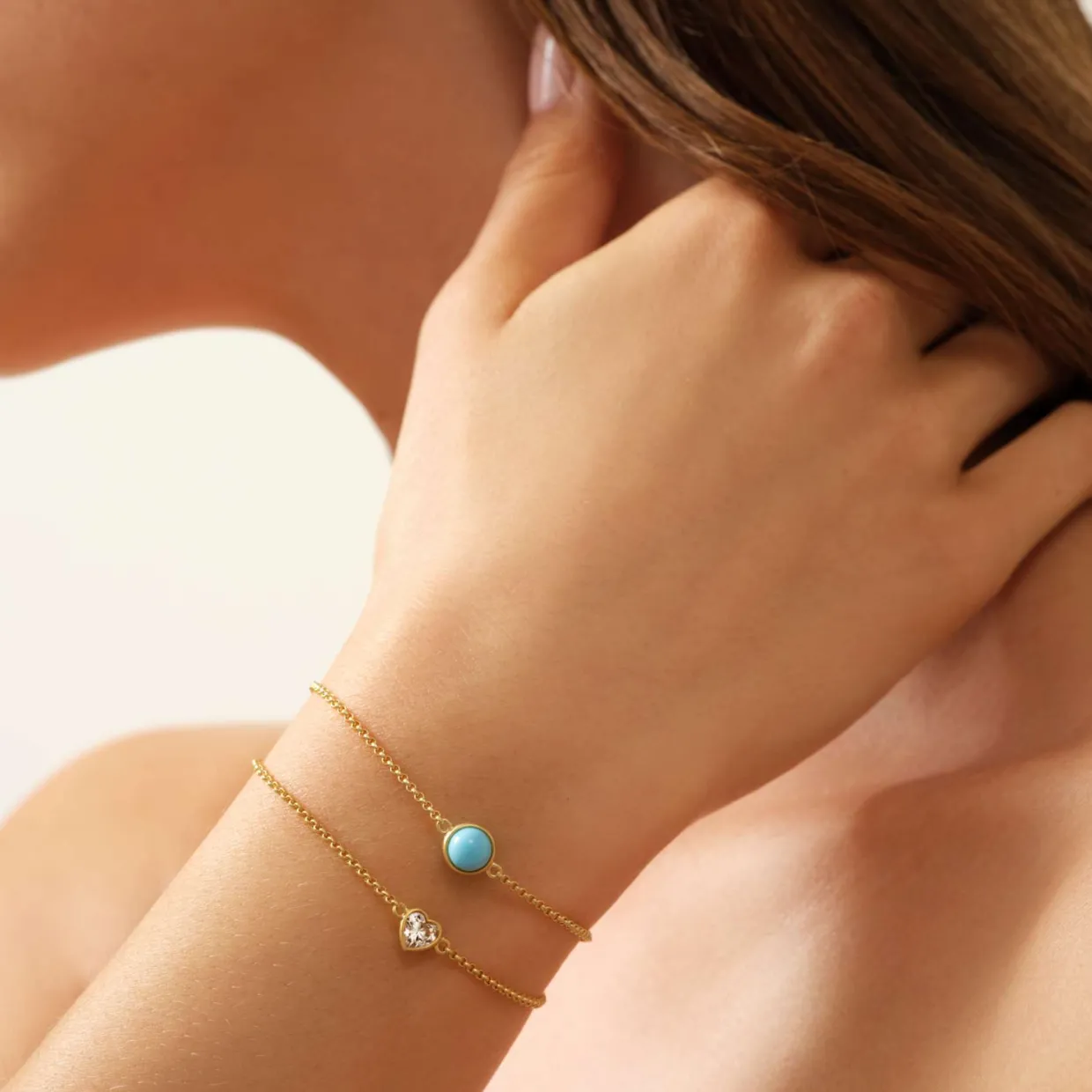 JULIE SANDLAU PRIME ARMBÅND I FORGYLDT SØLV MED TURKIS FARVET KRYSTAL - BR258GDTQCR