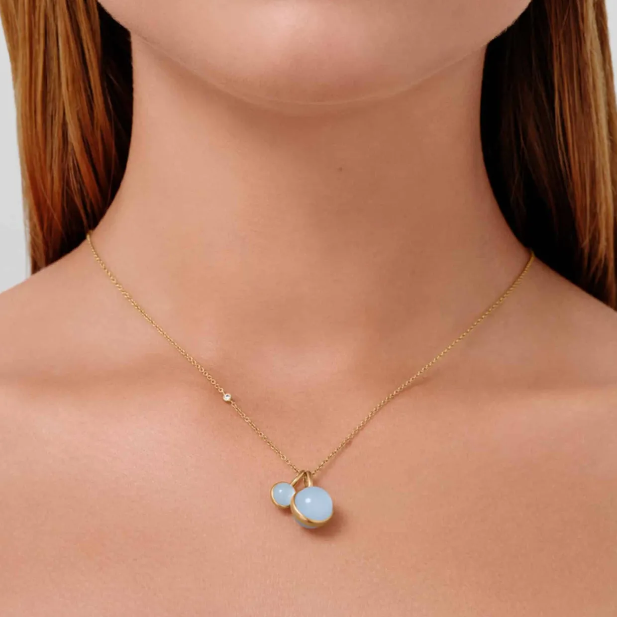 JULIE SANDLAU PRIME MINI VEDHÆNG FORGYLDT SØLV MED MILKY AQUA KRYSTAL – PD374GDMLAQCR