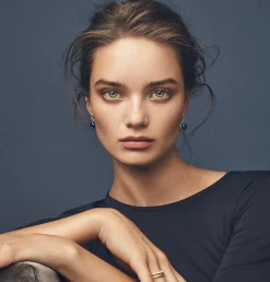 JULIE SANDLAU PRIME ØREHÆNGER SØLV FORGYLDT MED SAFIRBLÅ KRYSTAL - HKS181GDSACRCZ