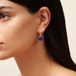 JULIE SANDLAU PRIME ØRERINGE I FORGYLDT SØLV MED BLÅ LAPIS FARVET KRYSTAL - HKS181GDLACRCZ