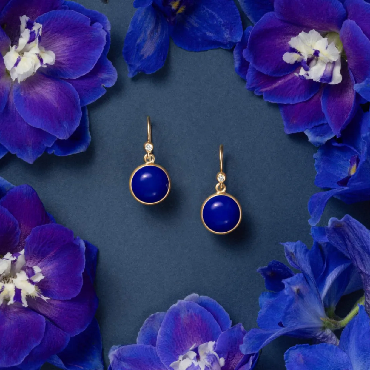 JULIE SANDLAU PRIME ØRERINGE I FORGYLDT SØLV MED BLÅ LAPIS FARVET KRYSTAL - HKS181GDLACRCZ