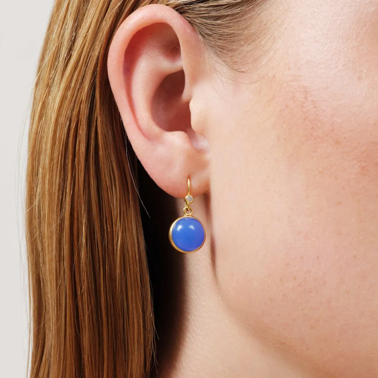 JULIE SANDLAU PRIME ØRERINGE SOM HÆNGER MED ROYAL BLUE KRYSTAL - HKS181GDROBLCRCZ