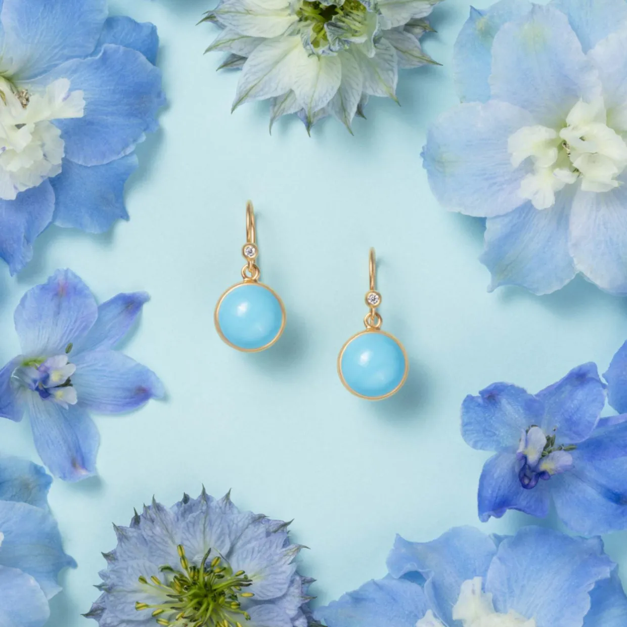 JULIE SANDLAU PRIME ØRERINGE I FORGYLDT SØLV MED TURKIS FARVET KRYSTAL - HKS181GDTQCRCZ