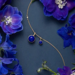 JULIE SANDLAU PRIME VEDHÆNG I FORGYLDT SØLV MED BLÅ LAPIS KRYSTAL - PD19GDLACR