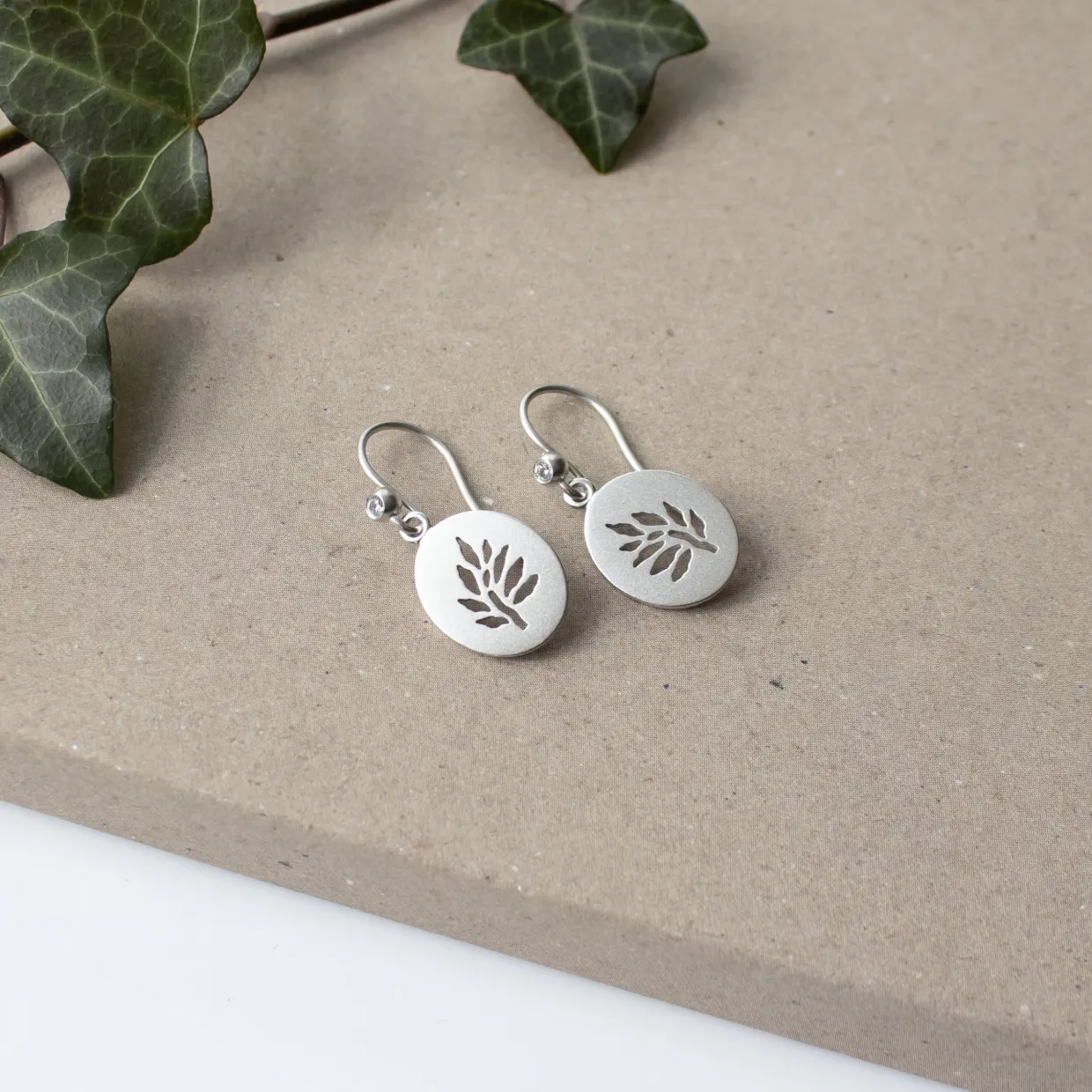 JULIE SANDLAU ØRERINGE SØLV TREE OF LIFE - HKS662RHCZ