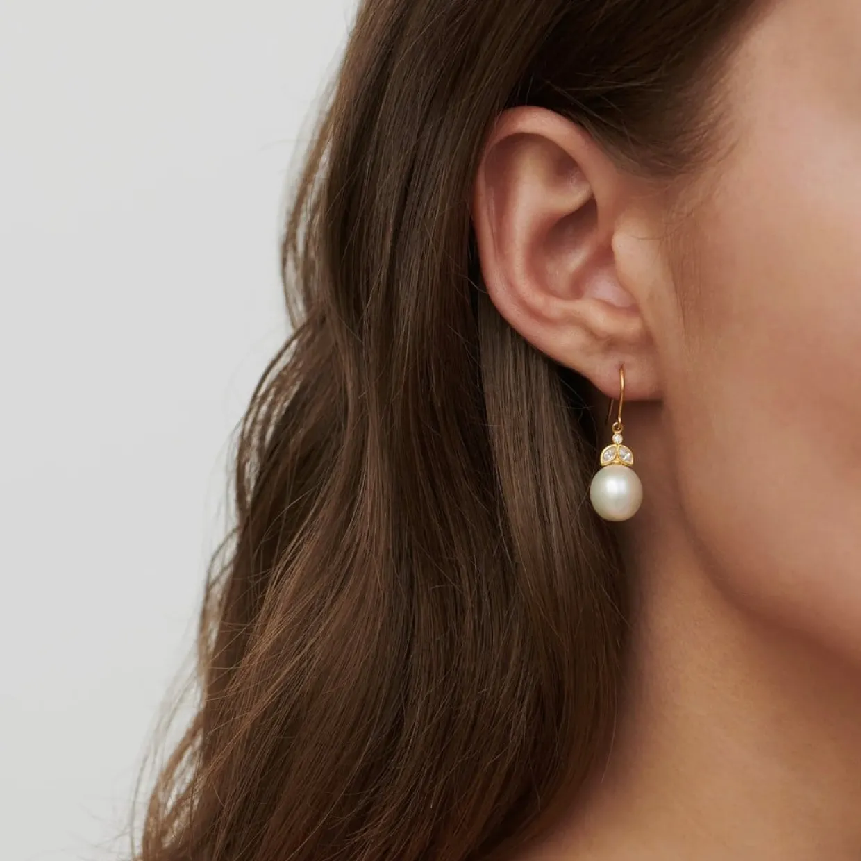 JULIE SANDLAU TASHA ØRERINGE SØLV FORGYLDT MED PERLE - HKS707GDWHPLCZ