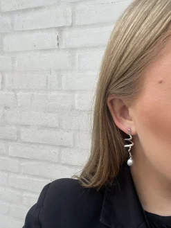 MADS Z SWIRL W. PEARL ØRERINGE SØLV SNOET MED PERLE - 2113086