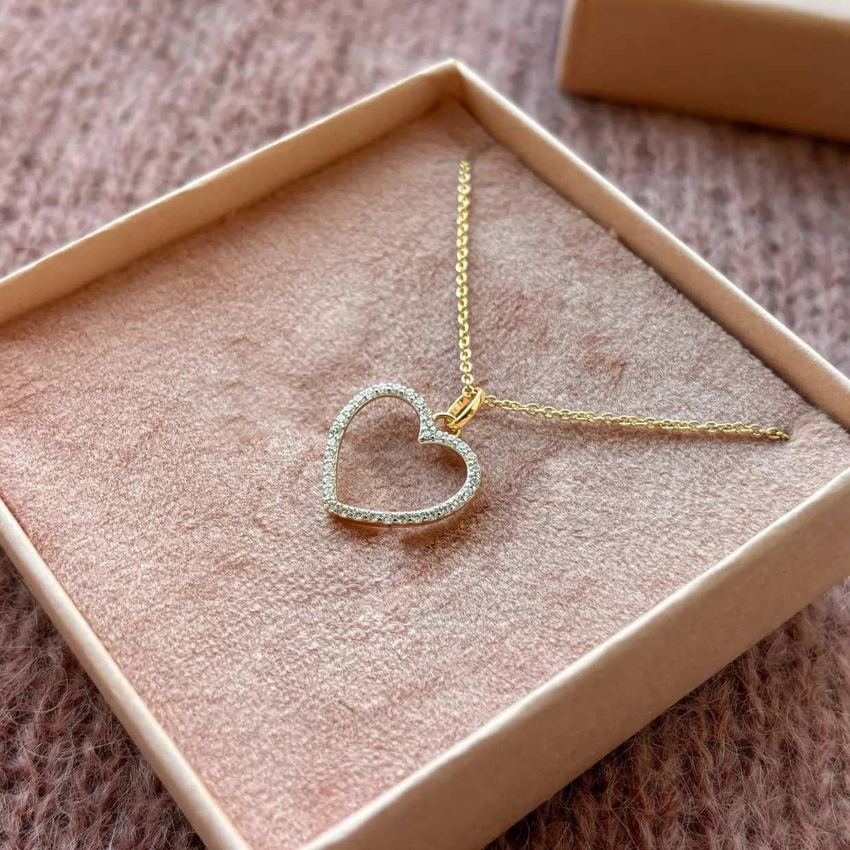 SCROUPLES HJERTE VEDHÆNG I 8 KARAT GULD MED ZIRKONIA - 215583