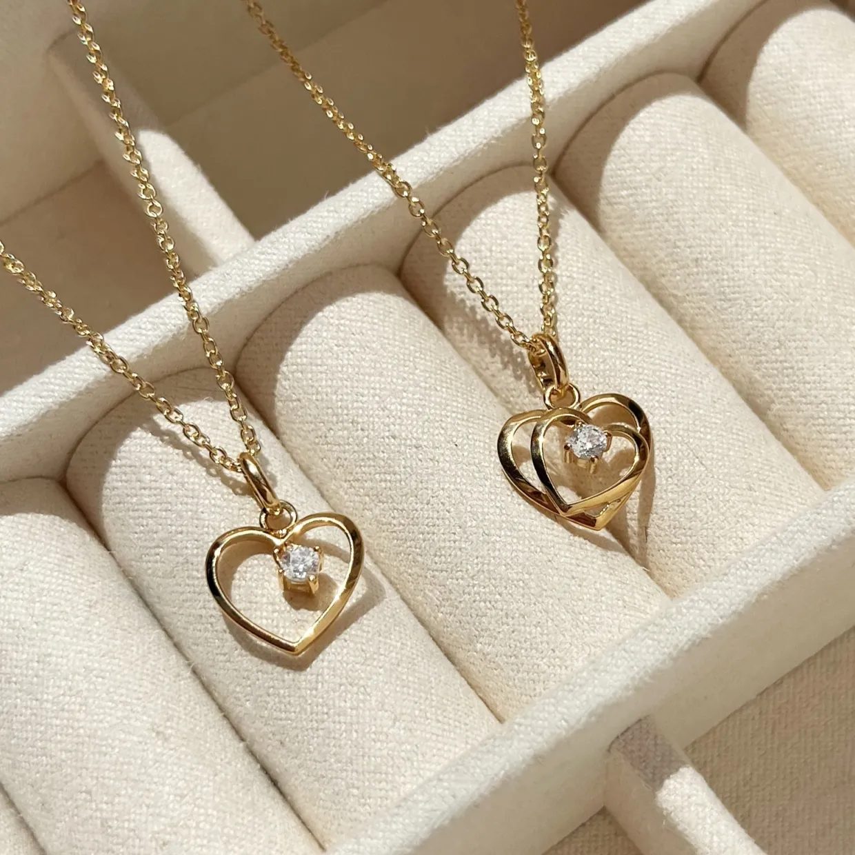 SCROUPLES HJERTE VEDHÆNG I 8 KARAT GULD MED ZIRKONIA - 214933