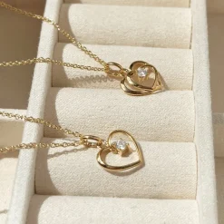 SCROUPLES HJERTE VEDHÆNG I 8 KARAT GULD MED ZIRKONIA - 214933