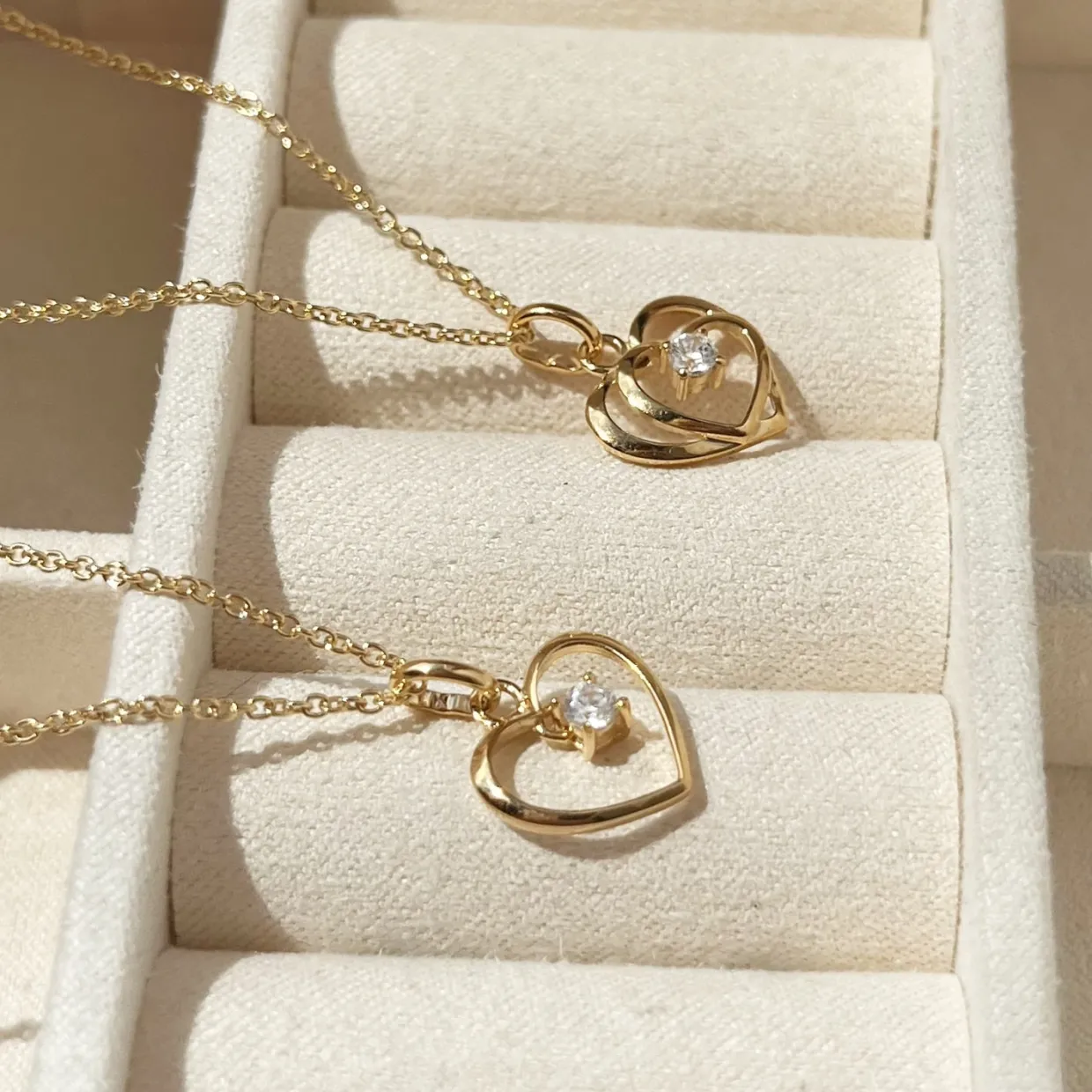 SCROUPLES HJERTE VEDHÆNG I 8 KARAT GULD MED ZIRKONIA - 214933