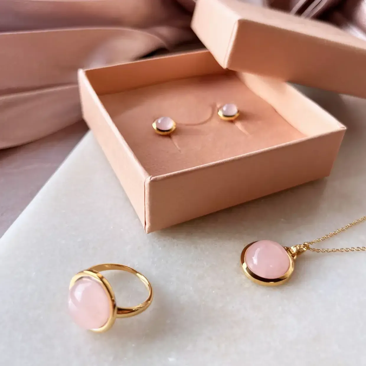 SCROUPLES ØRERING 8 KARAT GULD MED ROSA CALCEDON - 124193