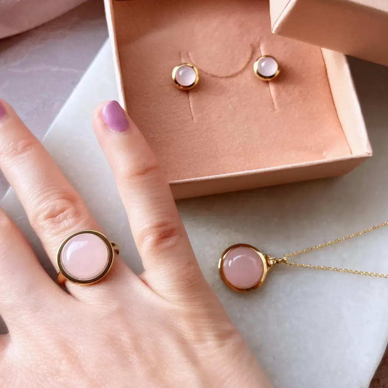 SCROUPLES ØRERING 8 KARAT GULD MED ROSA CALCEDON - 124193