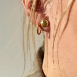 SCROUPLES ØRERING SØLV FORGYLDT HAMRET SIGNLE - 160362-1