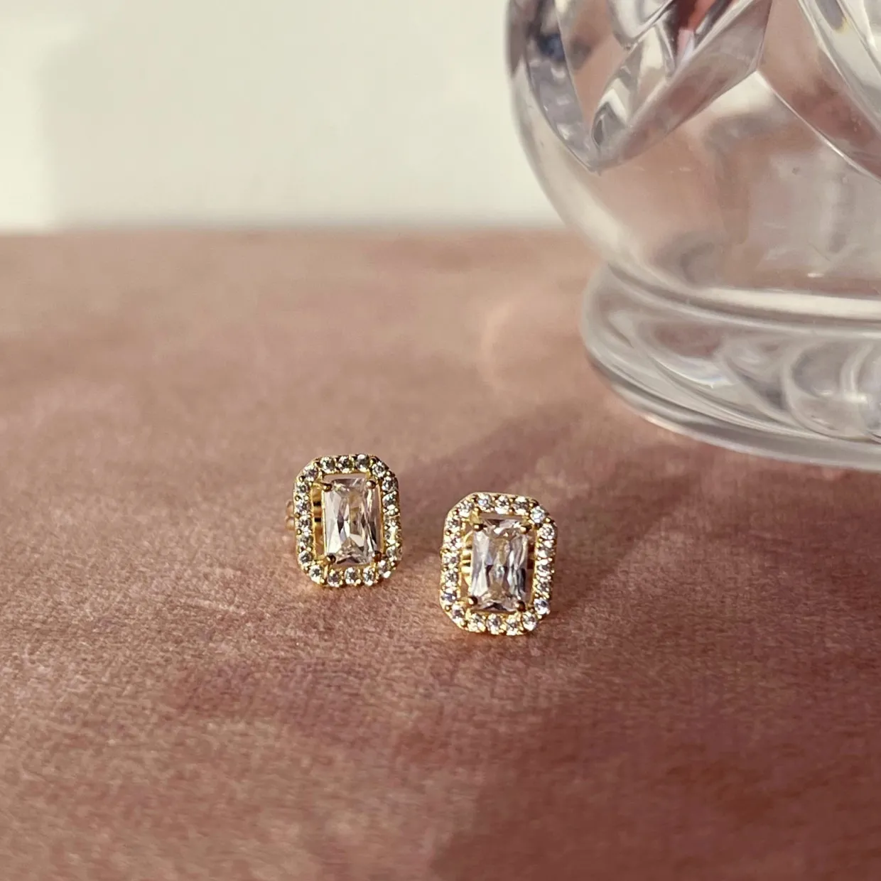 SCROUPLES ØRERINGE 8 KARAT GULD MED BAGUETTE SLEBEN ZIRKONIA - 123983