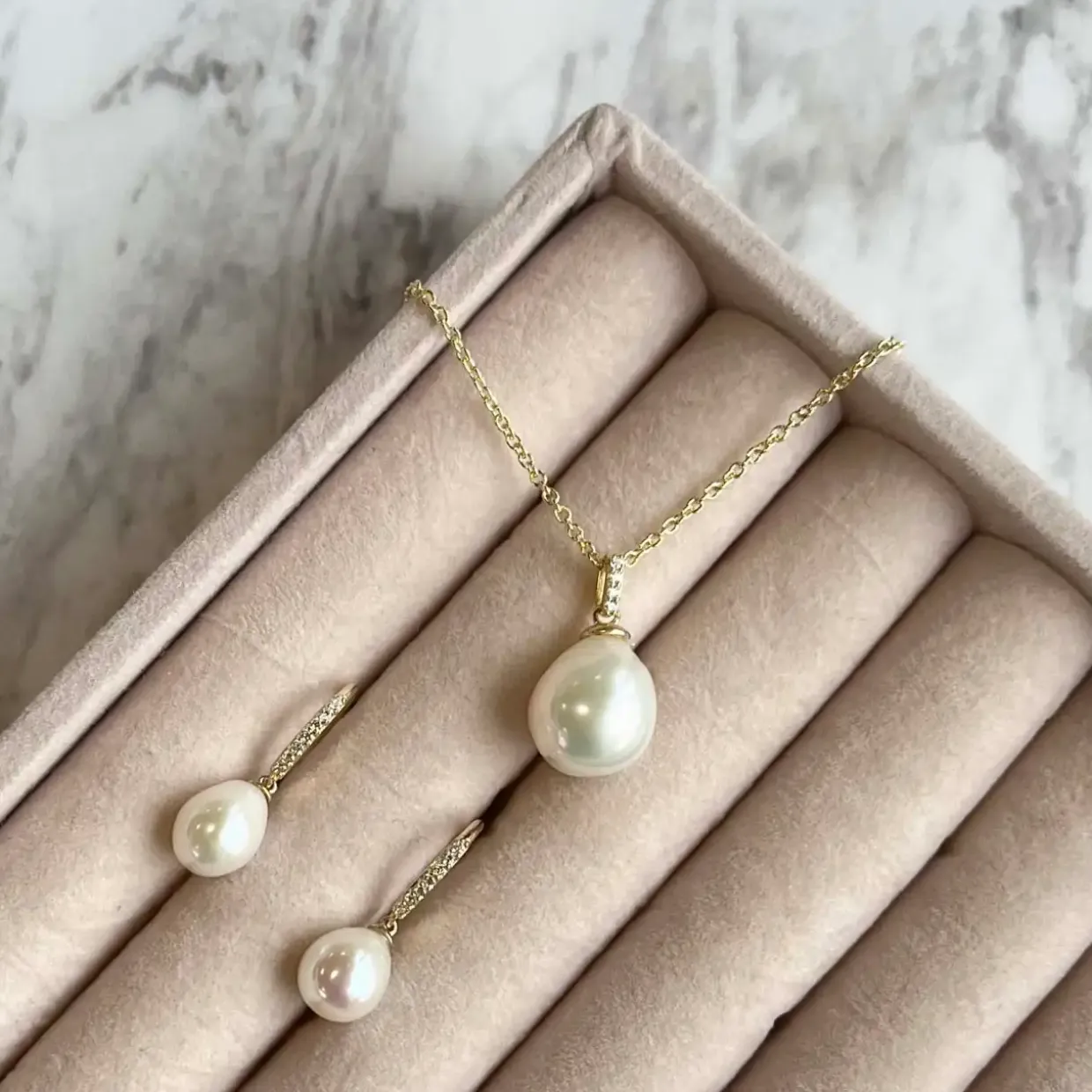 SCROUPLES ØRERINGE 8 KARAT GULD MED FERSKVANDSPERLE - 122813