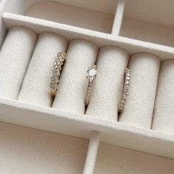 SCROUPLES RING I 8 KARAT GULD MED STEN - 714913