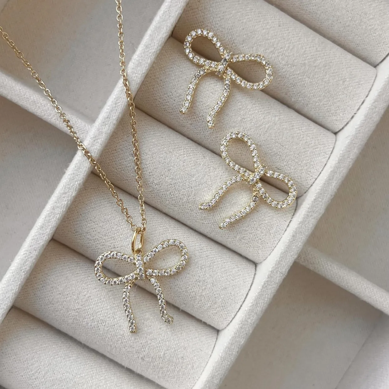 SCROUPLES SLØJFE HALSKÆDE FORGYLDT SØLV MED ZIRKONIA STEN - 240442