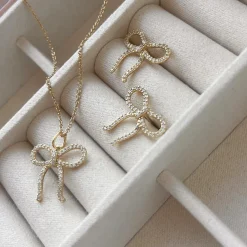 SCROUPLES SLØJFE HALSKÆDE FORGYLDT SØLV MED ZIRKONIA STEN - 240442