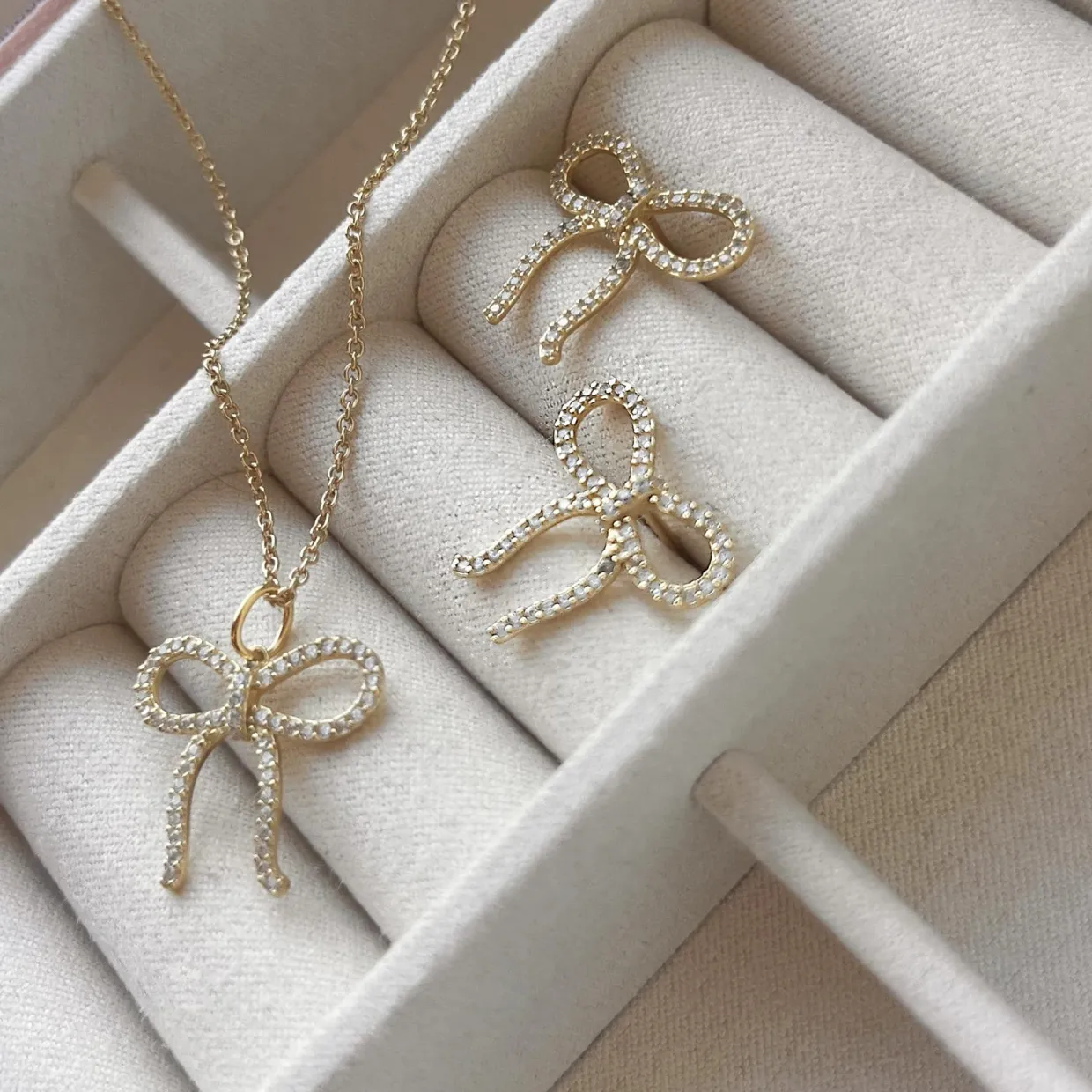 SCROUPLES SLØJFE HALSKÆDE FORGYLDT SØLV MED ZIRKONIA STEN - 240442