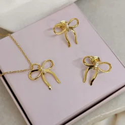 SCROUPLES SLØJFE HALSKÆDE I FORGYLDT SØLV MED KLARE STEN - 242532