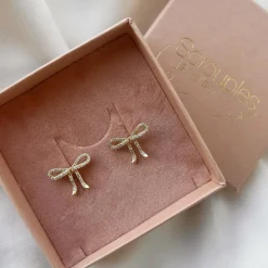 SCROUPLES SLØJFE ØRERINGE FORGYLDT SØLV MED ZIRKONIA STEN - 163142