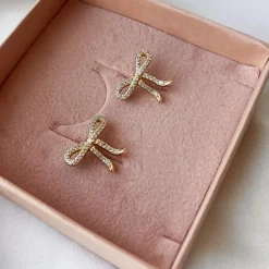 SCROUPLES SLØJFE ØRERINGE FORGYLDT SØLV MED ZIRKONIA STEN - 163142